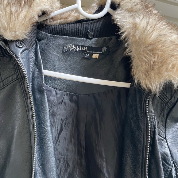 Black leather jacket with faux Fur color. - Picture 2 of 3